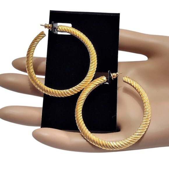 1 7/8" Kenneth Jay Lane Swirl Rib Hoop Pierced Post Earring Gold Tone - Picture 1 of 3